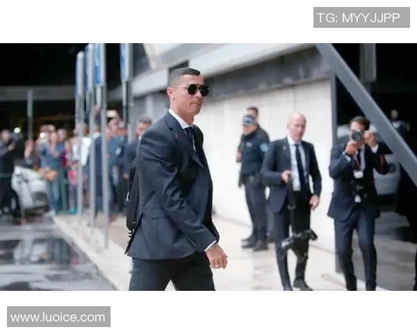 足球明星时尚穿搭高清大图 展现运动场外的潮流风采