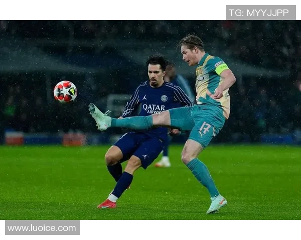 足球巨星精彩瞬间定格拍照动作诠释体育魅力与激情